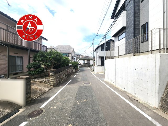 福岡市東区八田3丁目第13-6棟（1号棟）　の前面道路含む現地写真|前面道路は閑静な住宅地をはしる車通りの少ない道路。お車の出し入れが苦手なママや小さなお子様にも安心ですね。しっかり舗装もされているので、ベビーカーや自転車で通っても快適に通行できます。