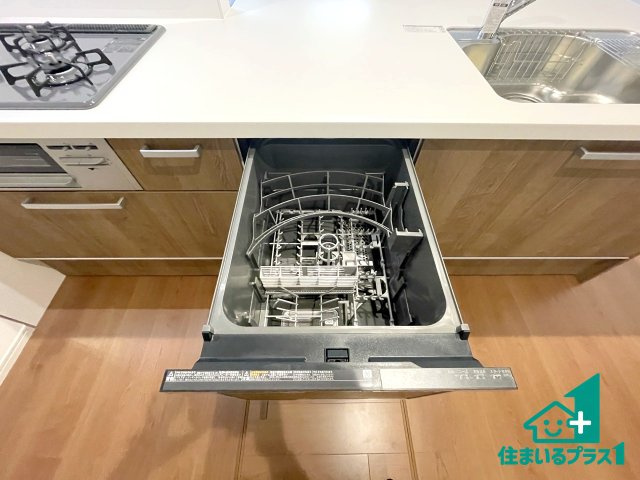 ★宇治市羽拍子町　第2期　新築一戸建ての設備|食事後の一仕事、食器洗いをボタン一つでお任せできちゃいます！場所を取らないビルトイン式なので、お料理スペースもしっかり確保！