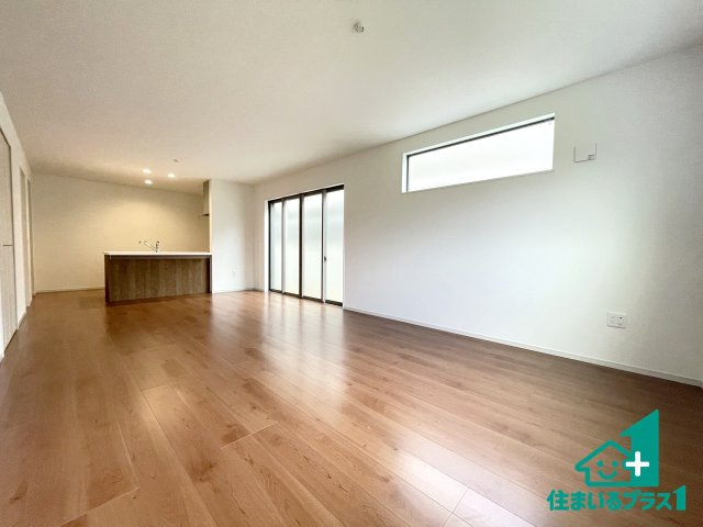 ★宇治市羽拍子町　第2期　新築一戸建ての居間・リビング|シンプルなリビングは、観葉植物等のインテリアを楽しめますね！パパ好みにも、ママ好みにも家具次第で雰囲気を変えることができます！