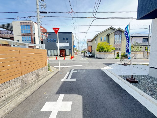 KIP　高石市　高師浜２期２号棟　の前面道路含む現地写真