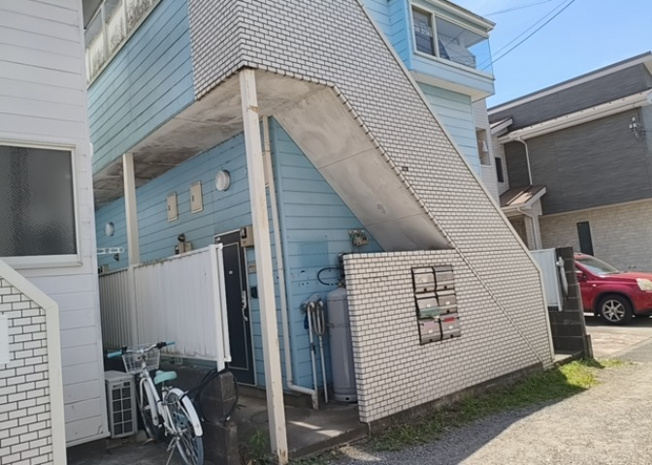 【外観】 | コーポマリーナ座間 | 外観はマンション管理がされているかの目安になります。築年数が古いと、壁面は劣化してひび割れが生じることも！建物が古びていても細かいところが修繕されていると、きちんと管理されているなぁと感じるでしょう。