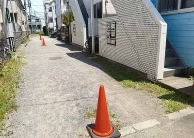 【駐車場】 | コーポマリーナ座間 | 駐車場と明記されていても、最小スペースでつくられた駐車場だと大型車は駐車できなかったり、出入りしにくくなったりする可能性があります。お車のサイズと購入したい物件の駐車場のサイズを現地で確認しましょう。
