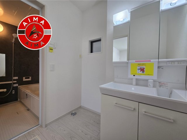 福岡市東区八田3丁目第13-6棟（2号棟）　の内観：施工例|ゆとりの洗面スペースで朝の身支度もスムーズに。暮らしを快適に変えるシャワー付洗面台です！