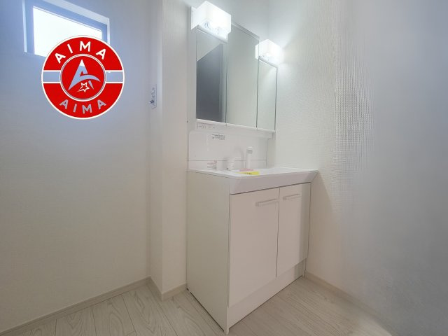 福岡市東区八田3丁目第13-6棟（2号棟）　の内観：施工例|毎日使うものだから清潔な空間を保ちたい水回り。洗面にはそんな願いを解消させてくれる収納アイデアが満載です。三面鏡の裏側にはキャビネットが現れ小物から背の高い物まで収納できます。