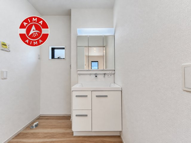 福岡市東区八田3丁目第13-6棟（2号棟）　の独立洗面台|毎日使うものだから清潔な空間を保ちたい水回り。洗面にはそんな願いを解消させてくれる収納アイデアが満載です。三面鏡の裏側にはキャビネットが現れ小物から背の高い物まで収納できます。