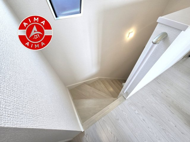 福岡市東区八田3丁目第13-6棟（2号棟）　の内観：施工例|＜手すり付階段＞手すりがないと階段の昇り降りで危険なことはもちろん、壁に手をつきながら歩くことで壁紙が汚れやすくなります。すべての方に快適に昇り降りしていただくため、手すりを設置しました。