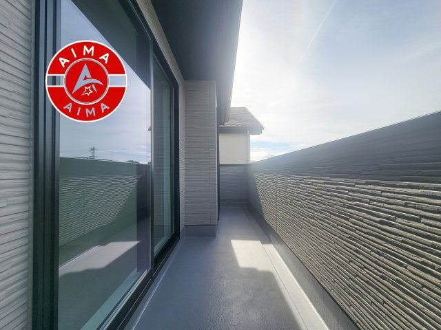 福岡市東区八田3丁目第13-6棟（2号棟）　の外観：施工例|風をしっかりと感じられるバルコニーでは、毎日が洗濯日和です。広々としているので洗濯も楽しくなるでしょうし、気分転換にバルコニーからの眺めを楽しむのもいいでしょう。