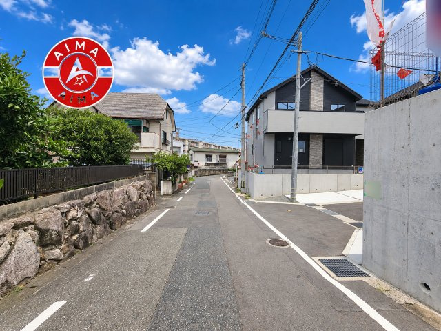 福岡市東区八田3丁目第13-6棟（2号棟）　の前面道路含む現地写真|前面道路は閑静な住宅地をはしる車通りの少ない道路。お車の出し入れが苦手なママや小さなお子様にも安心ですね。しっかり舗装もされているので、ベビーカーや自転車で通っても快適に通行できます。