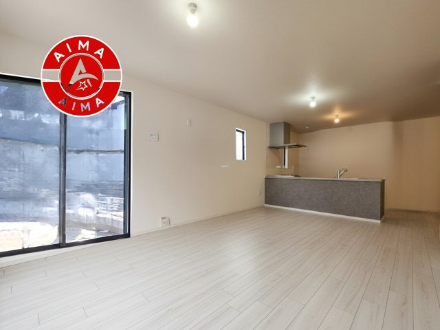 福岡市東区八田3丁目第13-6棟（2号棟）　の内観：施工例|キッチンからリビングをしっかり確認できます。家族の笑顔があふれる空間になりそうですね。