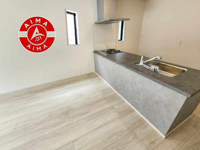 福岡市東区八田3丁目第13-6棟（2号棟）　の内観：施工例|明るいキッチン作業スペースを多くとりました。ご夫婦でキッチンに立っても調理がしやすい広さです。食器類もすっきりと片付く収納は魅力的です。