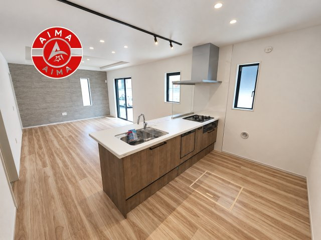 福岡市東区八田3丁目第13-6棟（2号棟）　のキッチン|ダイニングテーブルへの配膳がラクラク、お料理はかどるカウンター付きシステムキッチン！