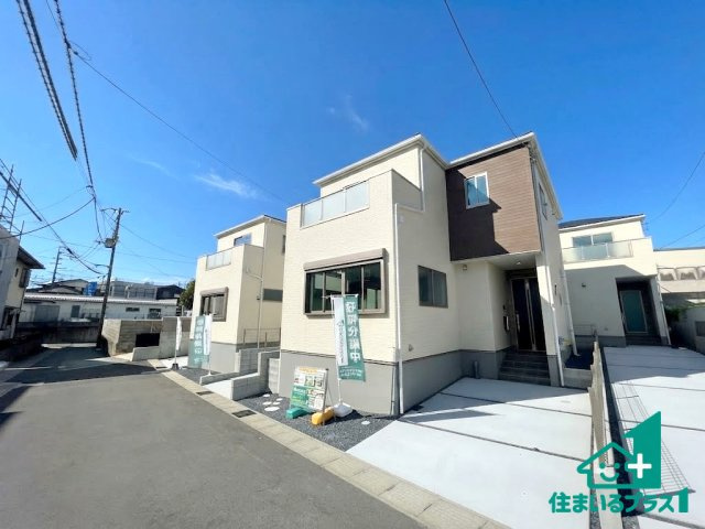 ★宇治市羽拍子町　第2期　新築一戸建ての前面道路含む現地写真|周辺は閑静な住宅街！前面道路広々で車の出し入れも便利です。駐車が苦手な方でも安心して車庫入れできます！