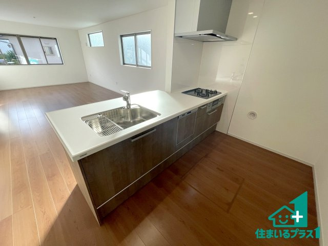 ★宇治市羽拍子町　第2期　新築一戸建てのキッチン|リビングと統一感があり、使い勝手のいいキッチン。広々としているので、二人並んで作業が出来ちゃいます。お子様と一緒に色々なお料理に挑戦できるスペースがあります。