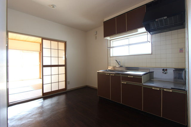 ハピネスⅡの居間・リビング|同物件の反転の間取りの参考写真です。色味が違う場合は現状優先です。