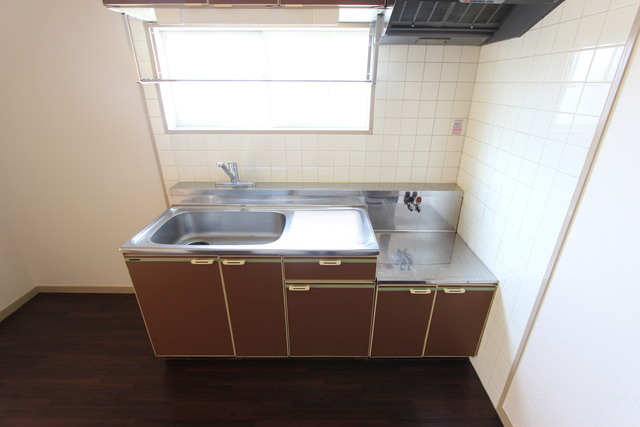 ハピネスⅡのキッチン|同物件の反転の間取りの参考写真です。色味が違う場合は現状優先です。