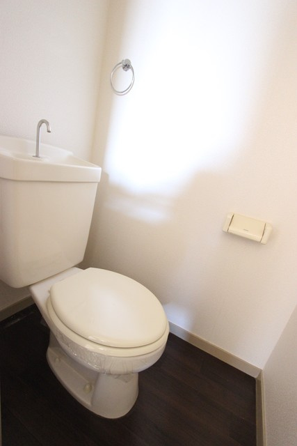 ハピネスⅡのトイレ|同物件の反転の間取りの参考写真です。色味が違う場合は現状優先です。