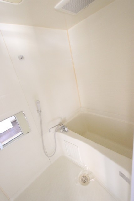 ハピネスⅡの浴室|同物件の反転の間取りの参考写真です。色味が違う場合は現状優先です。