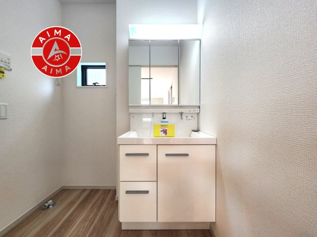 福岡市東区八田3丁目第13-6棟（4号棟）　の独立洗面台|毎日使うものだから清潔な空間を保ちたい水回り。洗面にはそんな願いを解消させてくれる収納アイデアが満載です。三面鏡の裏側にはキャビネットが現れ小物から背の高い物まで収納できます。