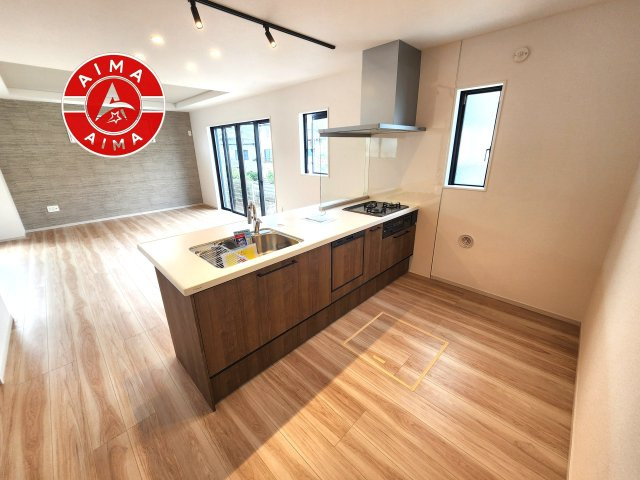 福岡市東区八田3丁目第13-6棟（4号棟）　のキッチン|ダイニングテーブルへの配膳がラクラク、お料理はかどるカウンター付きシステムキッチン！