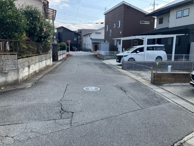 BLOOMING GARDEN　熊谷市別府1丁目の前面道路含む現地写真