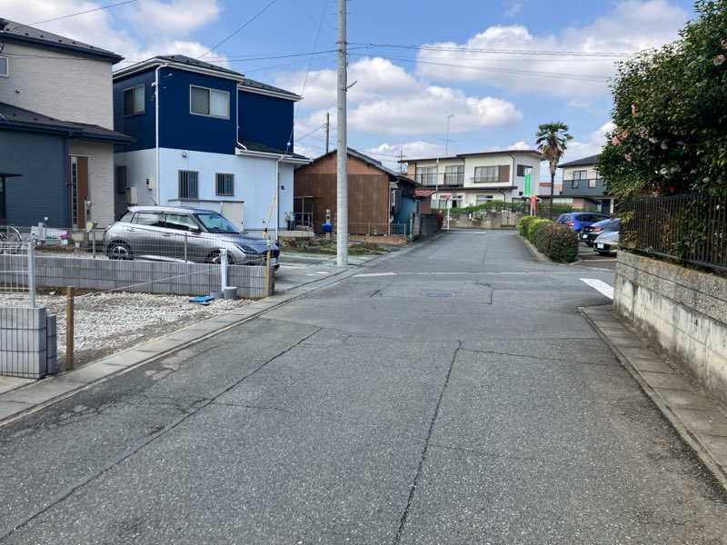 BLOOMING GARDEN　熊谷市別府1丁目の前面道路含む現地写真