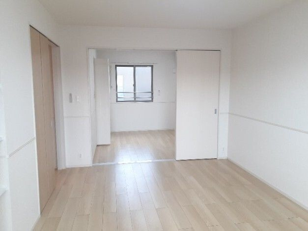 プリエールの寝室|広くて明るい寝室