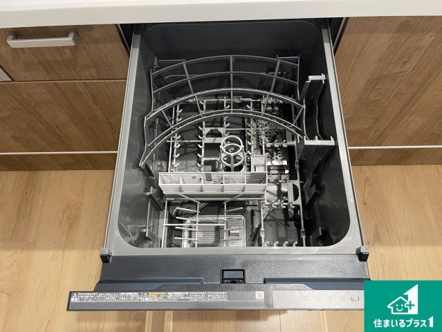 宇治市羽拍子町　第2期　新築一戸建ての設備|食事後の一仕事、食器洗いをボタン一つでお任せできちゃいます！場所を取らないビルトイン式なので、お料理スペースもしっかり確保！
