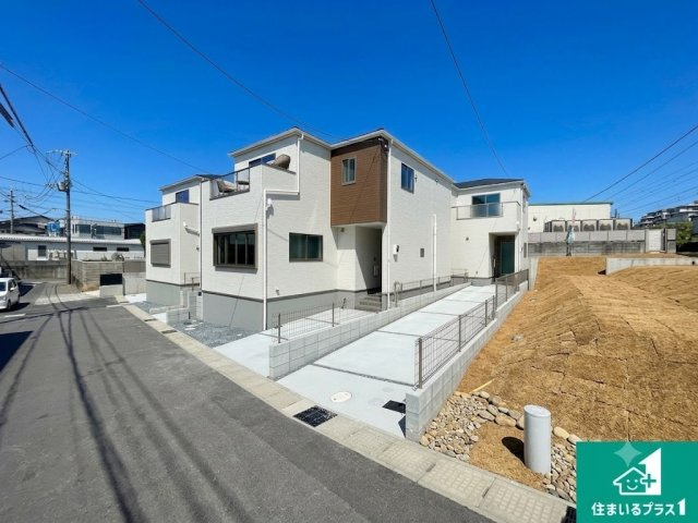 宇治市羽拍子町　第2期　新築一戸建ての前面道路含む現地写真|周辺は閑静な住宅街！前面道路広々で車の出し入れも便利です。駐車が苦手な方でも安心して車庫入れできます！