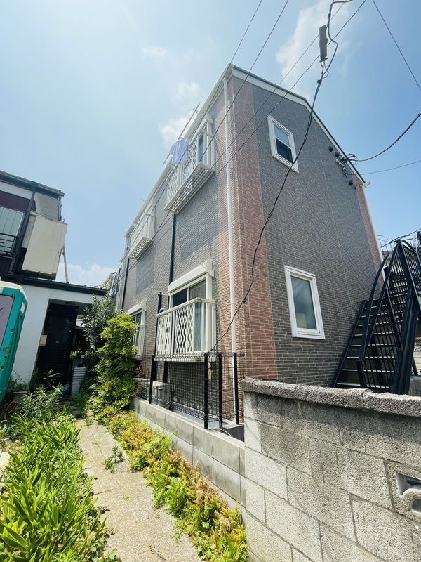 横浜市西区霞ケ丘のアパートの外観