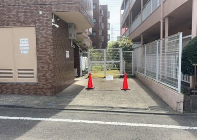 【中庭】 | ライオンズマンション橋本 | 中庭（パティオ）とは、一つの建築物の内部に設けられた、壁などで囲われている庭のことを指します。コの字型、ロの字型が主流ですが、L字型の中庭もあります。最近では、インテリア性の高さからも人気があります。