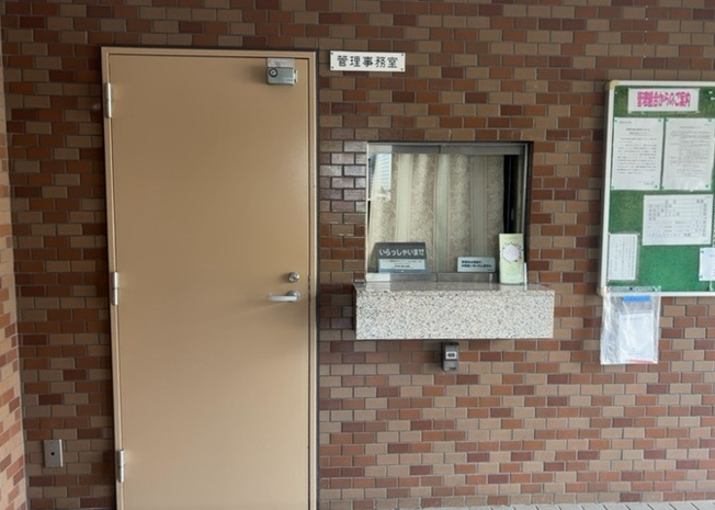 【受付】 | ライオンズマンション橋本 | 受付はマンションコンシェルジュがいる場合もあれば、管理人が滞在する小部屋を総称して呼ぶことがあります。主にエントランスに設置されていることから、防犯面でも期待ができます。防犯設備がない場合はより安心！