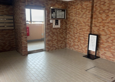 【その他】 | ライオンズマンション橋本 | ロビーというと、エントランスと何がちがうの？と思いますよね。実はロビーとエントランスには明確な決まりはありません。物件によっては、エントランスを入って広がるある程度の広さのある空間がロビーとなります。