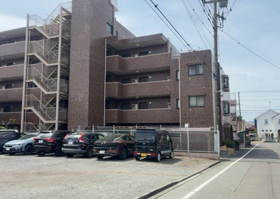 【外観】 | ライオンズマンション橋本 | マンションの外観は非常に重要なポイントです！外観の善し悪しは資産価値に大きな影響を与えます。外観のいいマンションを購入することで、高値で売却がしやすく、買い手が見つかりやすいというメリットがあります。