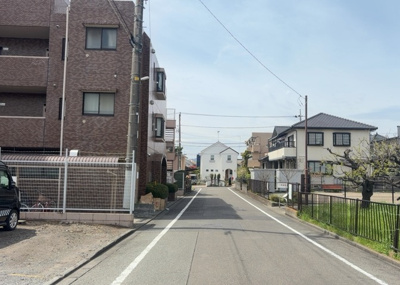 【外観】 | ライオンズマンション橋本 | 隣家の土地はどうなっているのか、生活利便施設が近くにあるのか、学校まで近いかなど、お客様のライフスタイルにあわせたイメージが重要です。また、近くにあると困る施設が近くにないかも確認するといいでしょう。