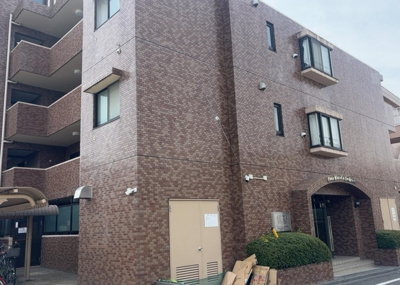 【現況写真】 | ライオンズマンション橋本 | 道幅が広い場所は日当たりや風通が良好です。幅が広いのですれ違いも可能ですし大きな車でも駐車可能！一方で、大型車が通ることも多くなるため交通量の増加により騒音に繋がります。また土地の値段が高くなります。