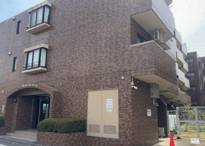 【外観】 | ライオンズマンション橋本 | ＲＣ造、Reinforced Concreteは直訳すると補強されたコンクリートです。主に柱や梁・床・壁が鉄筋とコンクリートで構成おり、鉄筋を組んだ型枠にコンクリートを流し込んで固めたものを指します。