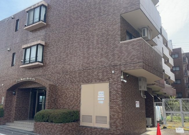 【外観】 | ライオンズマンション橋本 | ＲＣ造、Reinforced Concreteは直訳すると補強されたコンクリートです。主に柱や梁・床・壁が鉄筋とコンクリートで構成おり、鉄筋を組んだ型枠にコンクリートを流し込んで固めたものを指します。