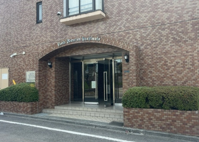 【玄関】 | ライオンズマンション橋本 | 玄関は家の顔でもあり、家族以外の目にも止まる場所です。玄関は外との間を仕切る扉、靴などをしまっておく収納スペース、靴脱ぎのたたきスペース、来客とのやり取りをするドアホンなど複数のアイテムからなります。