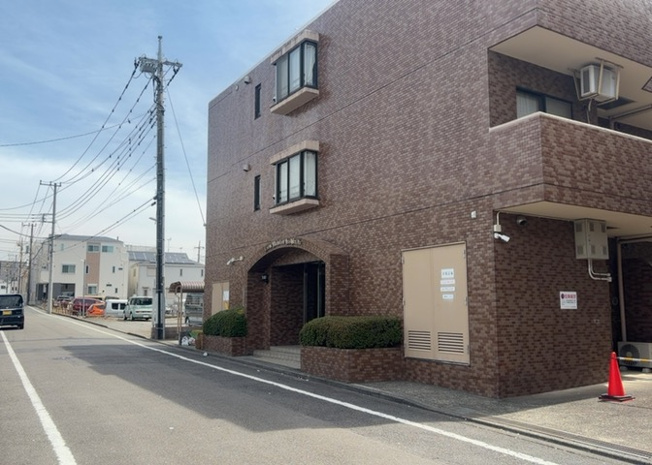 【外観】 | ライオンズマンション橋本 | 外観はマンション管理がされているかの目安になります。築年数が古いと、壁面は劣化してひび割れが生じることも！建物が古びていても細かいところが修繕されていると、きちんと管理されているなぁと感じるでしょう。