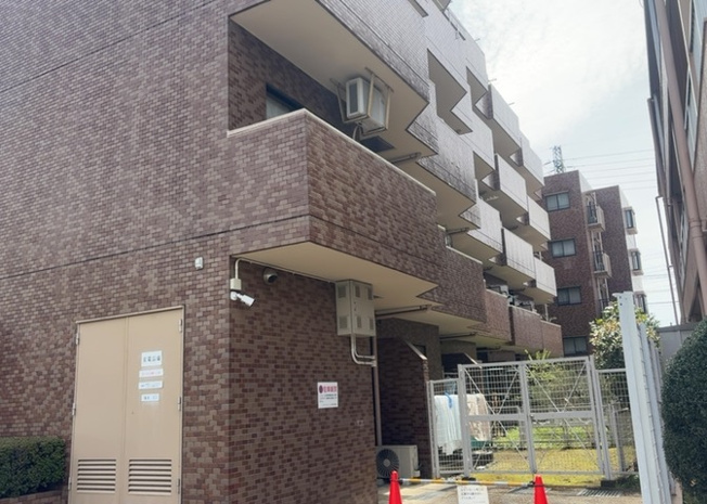 【外観】 | ライオンズマンション橋本 | 一般的なバルコニーは、奥行1.5ｍ程ですが、ワイルドバルコニーは2ｍまで広がっています。そのため洗濯物の間隔をあけ干すことができ、乾きやすいというメリットや、ガーデニングが楽しめる等の特徴があります。