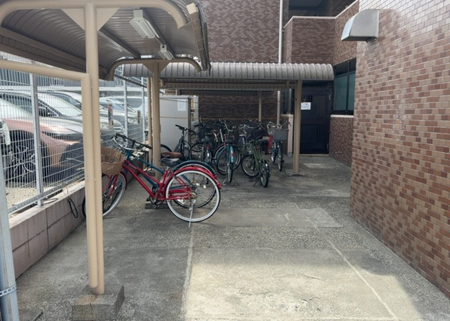 【駐車場】 | ライオンズマンション橋本 | 車一台あたりに必要なスペースは、標準サイズの普通自動車で横幅2m50cm、長さ5mは必要になります。ただし、乗降のことも考慮して横幅3m30cm、長さ5m50cmほどは確保できるところを選びましょう。