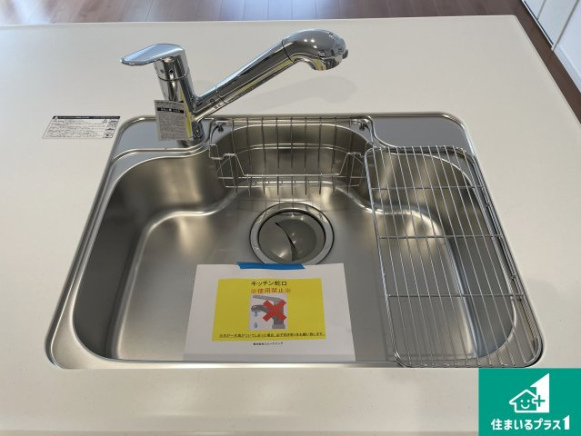 宇治市羽拍子町　第2期　新築一戸建ての設備|蛇口の先端に浄水器を内蔵しています！原水と浄水、お湯と冷水、シャワーの切替えがワンタッチなので用途によって使い分けられます。
