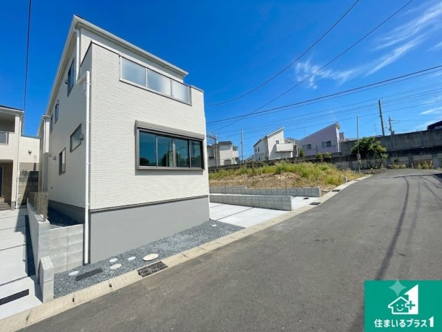 宇治市羽拍子町　第2期　新築一戸建ての前面道路含む現地写真|周辺は閑静な住宅街！前面道路広々で車の出し入れも便利です。駐車が苦手な方でも安心して車庫入れできます！