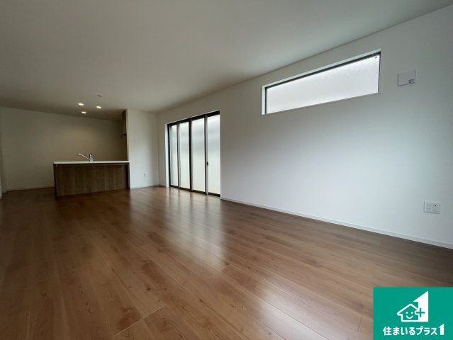 宇治市羽拍子町　第2期　新築一戸建ての居間・リビング|日当たり良好の明るいリビングで朝の目覚めもスッキリできそう！対面キッチンでご家族のコミュニケーションも自然と増える設計！小さなお子様が遊ぶスペースを作っても広々とくつろげるLDK！
