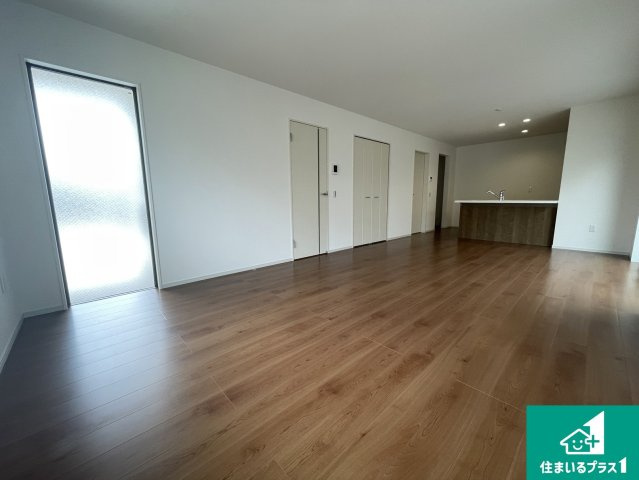 宇治市羽拍子町　第2期　新築一戸建ての居間・リビング|シンプルなリビングは、観葉植物等のインテリアを楽しめますね！パパ好みにも、ママ好みにも家具次第で雰囲気を変えることができます！