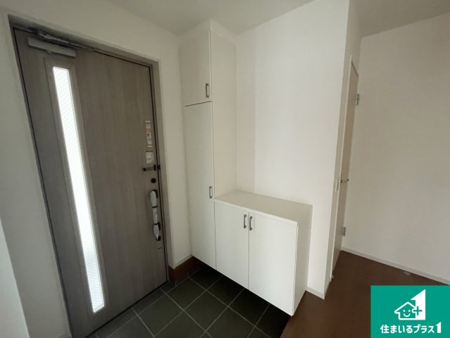 宇治市羽拍子町　第2期　新築一戸建ての玄関|シューズボックスにはたくさんの靴が収納できるので玄関周りはいつもスッキリ！ご家族が増えても安心！