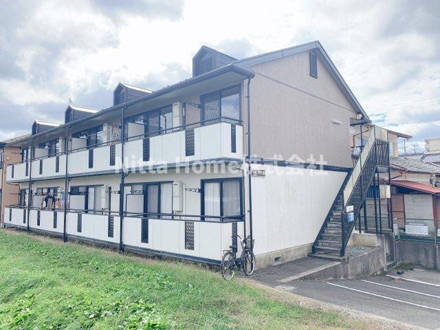 コーポアラモのエントランス|敷地内に駐車場があります◇