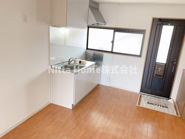 コーポアラモの内装|キッチン隣に小窓がついています＊