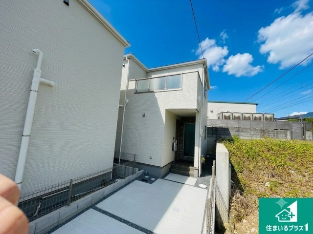 宇治市羽拍子町　第2期　新築一戸建ての駐車場|駐車スペース！散水栓があるので、こまめに愛車を洗えます！
