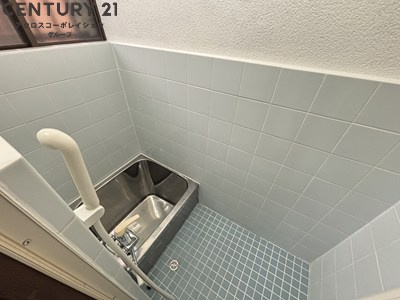 浴室にも窓があり換気ができます